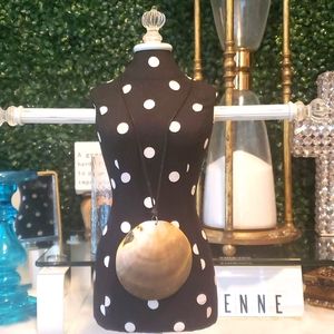 Rounded Shell Neklace with Leather Strap